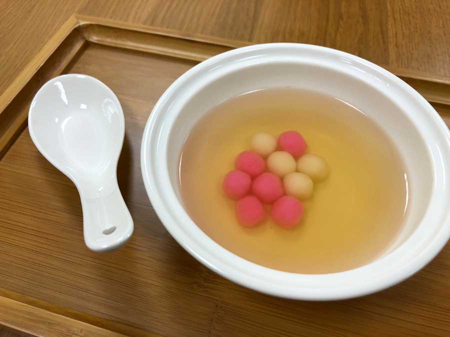 鄭宇真醫師建議胃食道逆流病人面對冬至美味湯圓,細細品味一兩口即可。