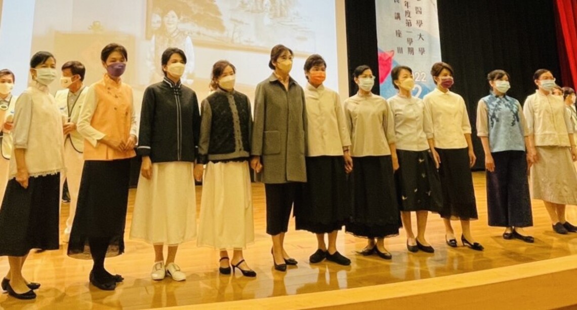 垃圾變衣服    高醫大倡議環保愛地球教職員生穿寶特瓶服裝走秀