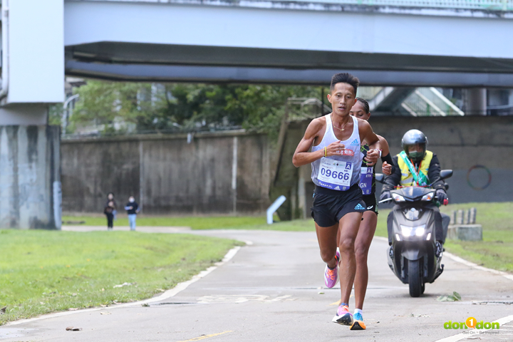 穿著 adidas 跑鞋的蔣介文,今年順利奪下國內男子總一優勝