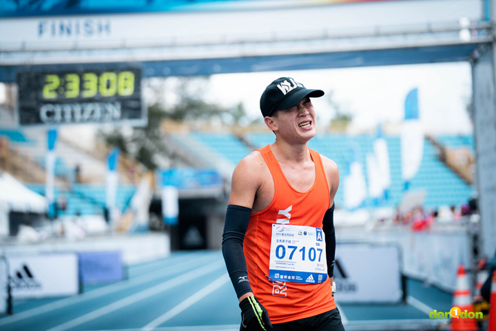 現為明志科大教師的助理教授賴怡廷,穿著 MIZUNO 以 2:32:59 完賽