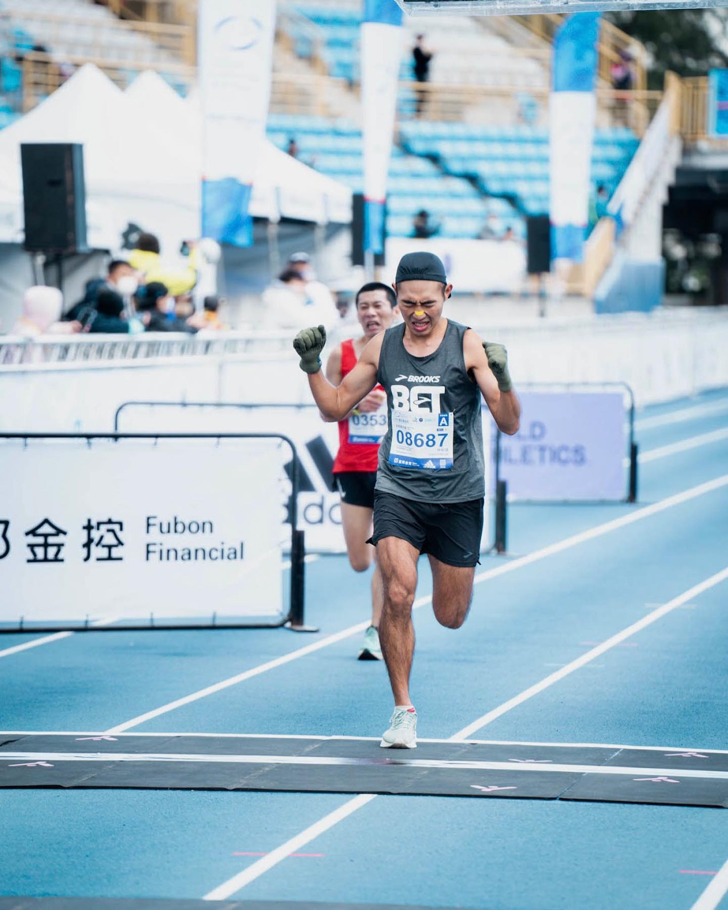 海官林宸瑨穿著 BROOKS 出賽,以 2:36:52 完賽