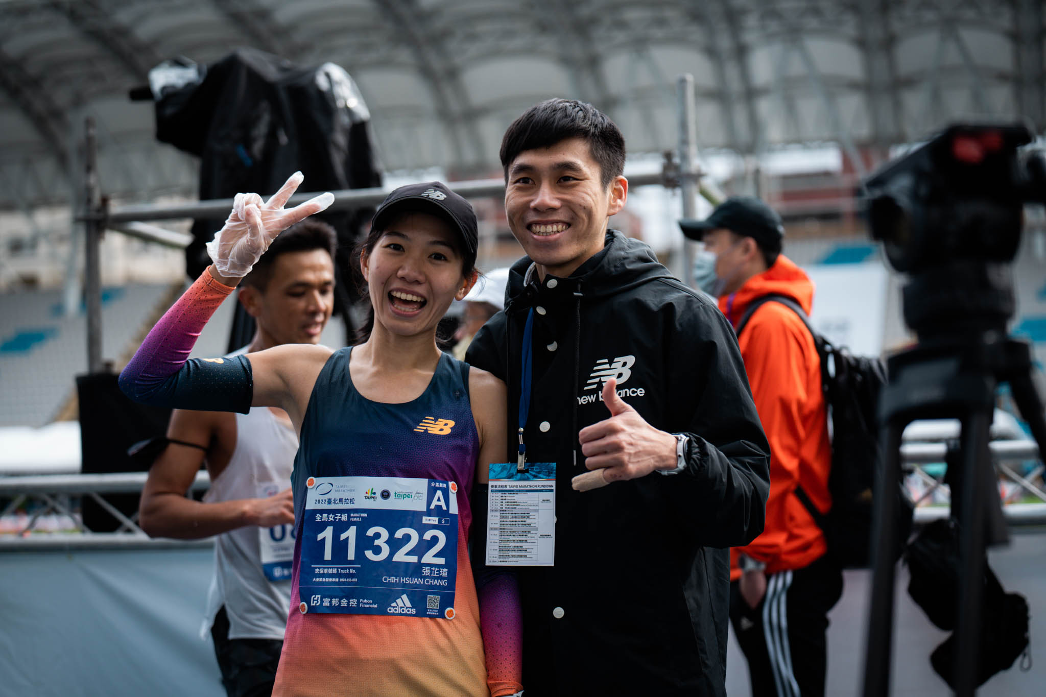 穿著 New Balance 跑鞋的張芷瑄,以 2 小時 48 分 14 秒成績奪下國內第二成績