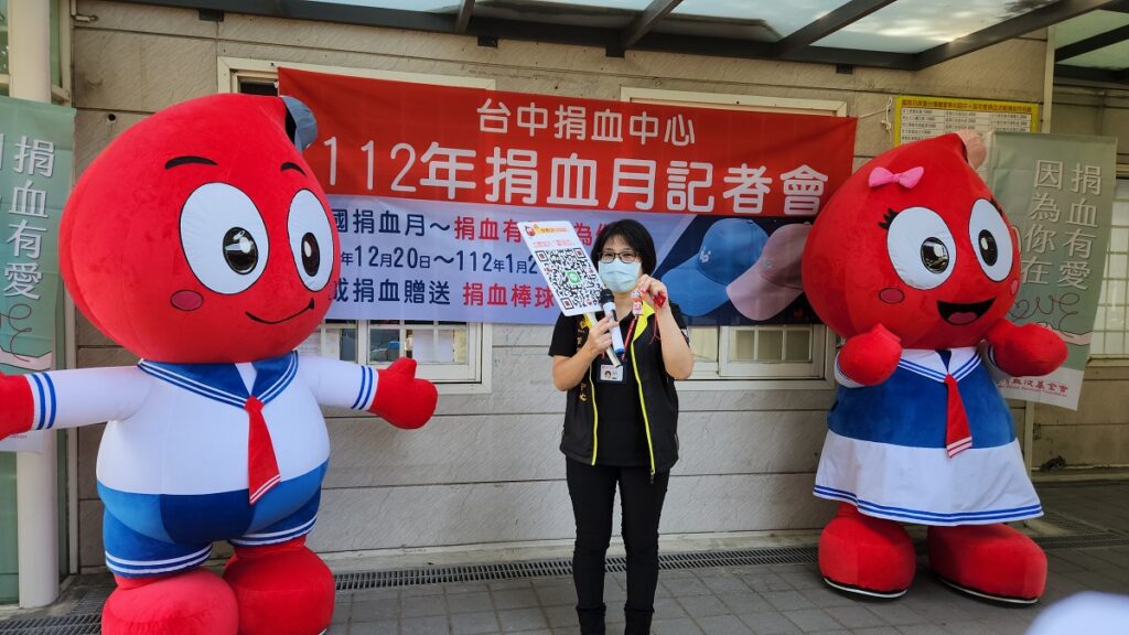 陳家綺說明台中捐血中心規劃「2023年石虎娃娃大蒐集活動」。