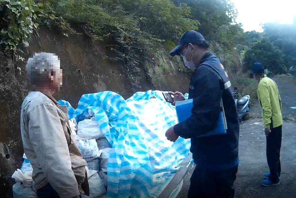 ▲ 李嫌利用自小貨車將建築廢棄物載運山坡處堆置 (圖/台中霧峰分局 提供)