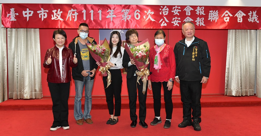 ▲ 受到關懷提問的民眾到場獻花,感謝行員的雞婆和熱心,保住他們的血汗錢 (圖/台中市警察局 提供)