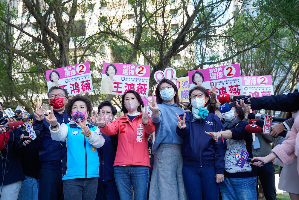 酸吳怡農只敢新聞稿回應 王鴻薇:我提一百個政見都不會來辯 78 台北市第三選區立委補選將於2023年1月8日進行,12月20日下午進行號次抽籤。國民黨籍候選人王鴻薇在眾多藍委的陪同下,抽到2號,象徵勝利。