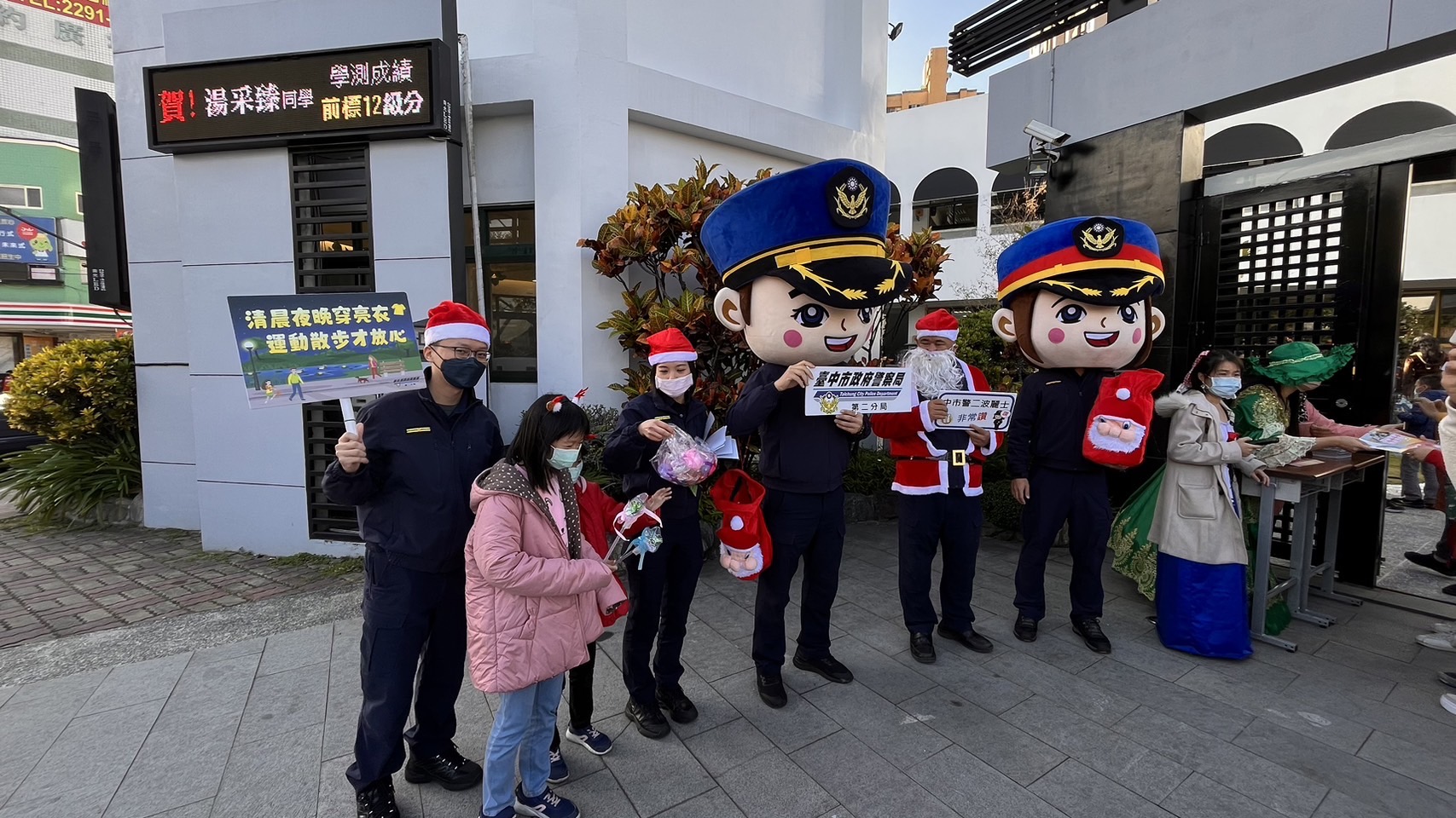 中市警二分局於「白老師英文補習班」舉辦聖誕節活動之際，出動員警巧扮聖誕老公公，帶著波麗士大頭娃娃一同前往向學童們進行交安宣導。(圖/記者謝榮浤翻攝)