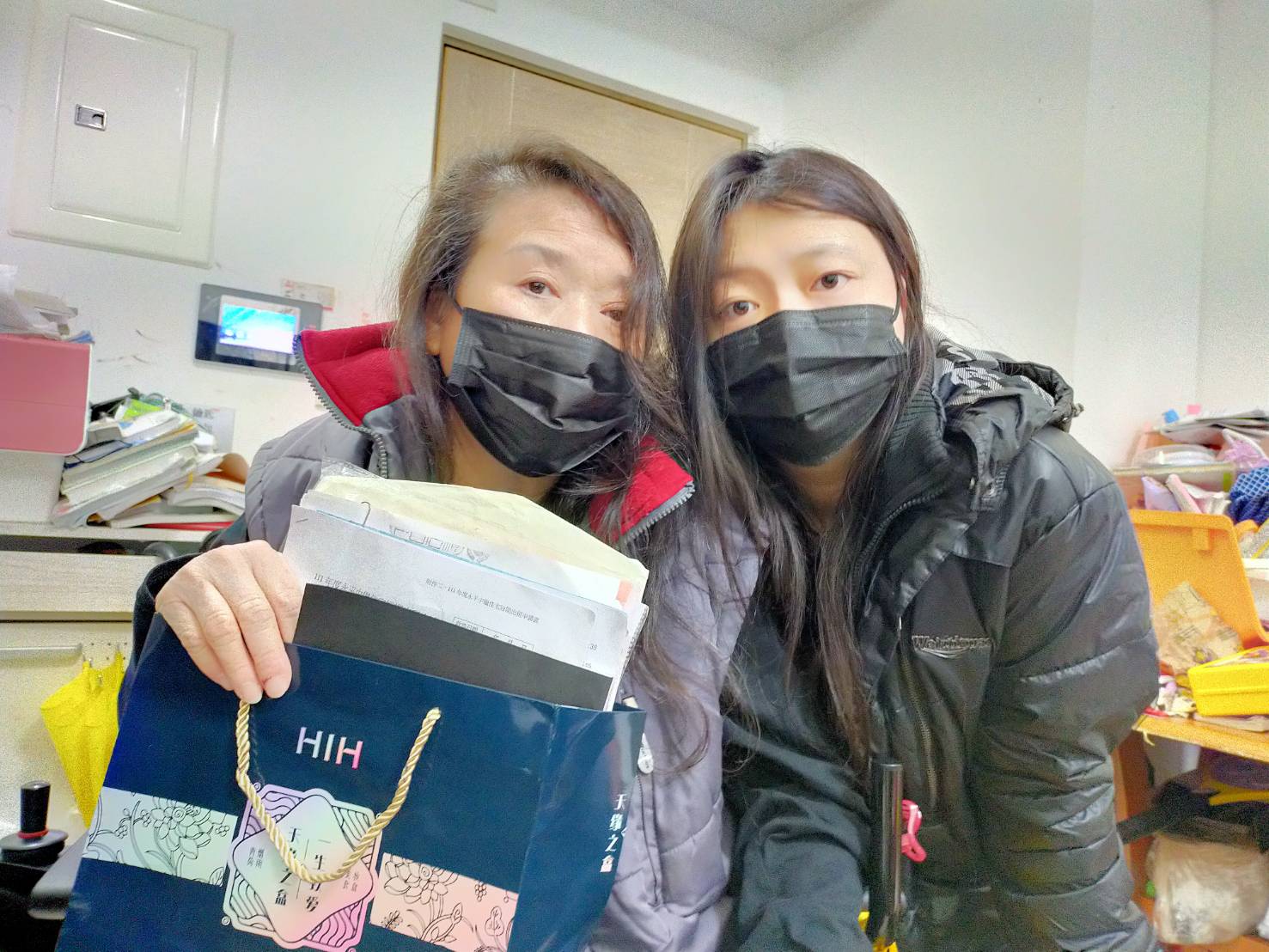 林姓婦人(左)的單親媽女兒(右)於20年前疑遭人性侵昏迷半年腦缺氧智力嚴重受損且罹有多重創傷壓力症候群。(記者謝中凡 攝)