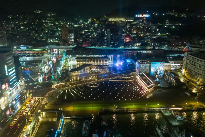 「基隆光芒」璀璨燈光展演,以科技光束點亮基隆夜空,宣告ANIVERSE正式登陸基隆。 圖:智崴集團/提供