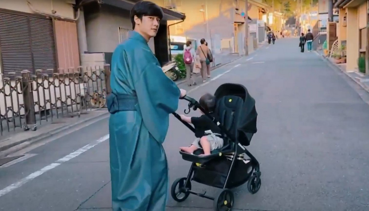 那對夫妻去日本旅遊,帶著KIDMORY雷萌車開心趴趴走!