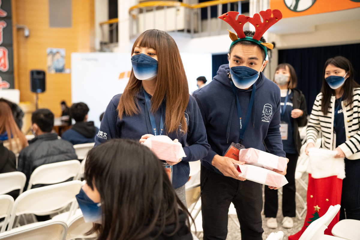 PressPlay邀請「雪薇英文」共同創辦人雪薇及藍皓兩位老師驚喜現身化身聖誕天使,準備聖誕禮物分送全場的小朋友們,氣氛相當溫馨。