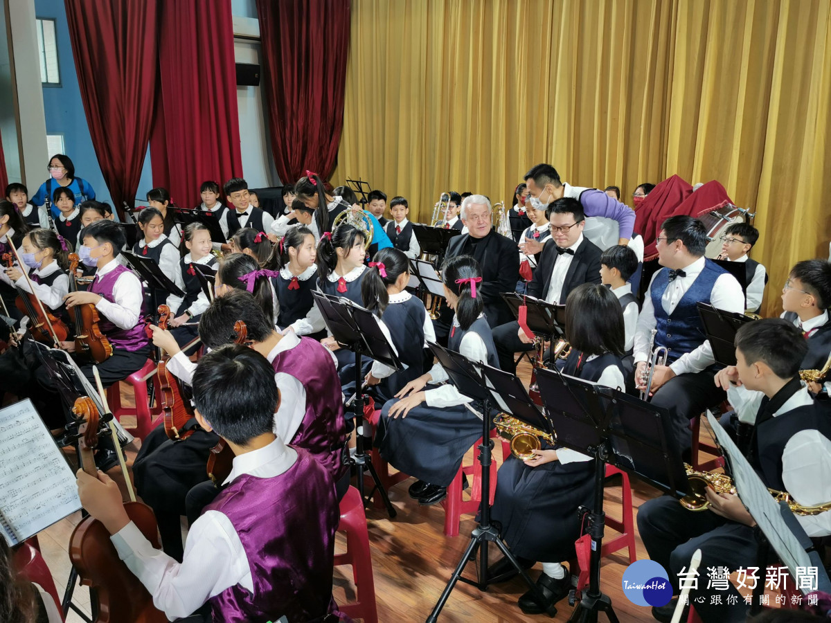 嘉義大學與嘉大附小學生及畢業校友,與奧地利音樂教育協會代表Otto Sauter進行音樂交流/陳致愷翻攝
