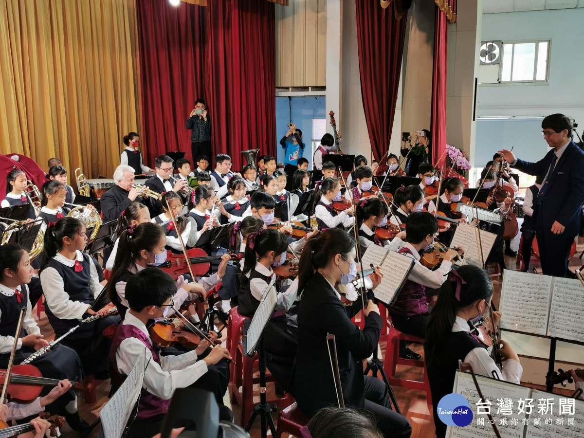嘉義大學與嘉大附小學生及畢業校友,與奧地利音樂教育協會代表Otto Sauter進行音樂交流/陳致愷翻攝