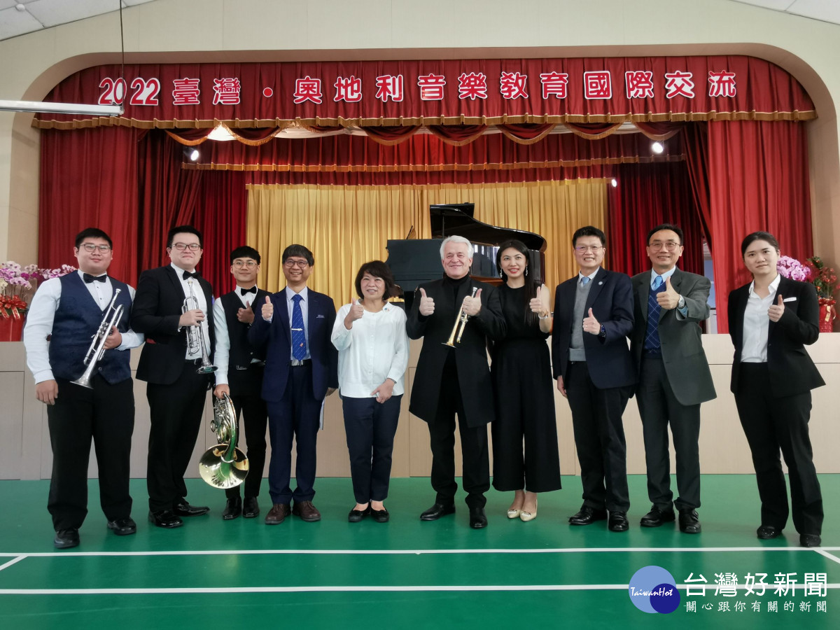 嘉義大學與嘉大附小學生及畢業校友,與奧地利音樂教育協會代表Otto Sauter進行音樂交流/陳致愷翻攝