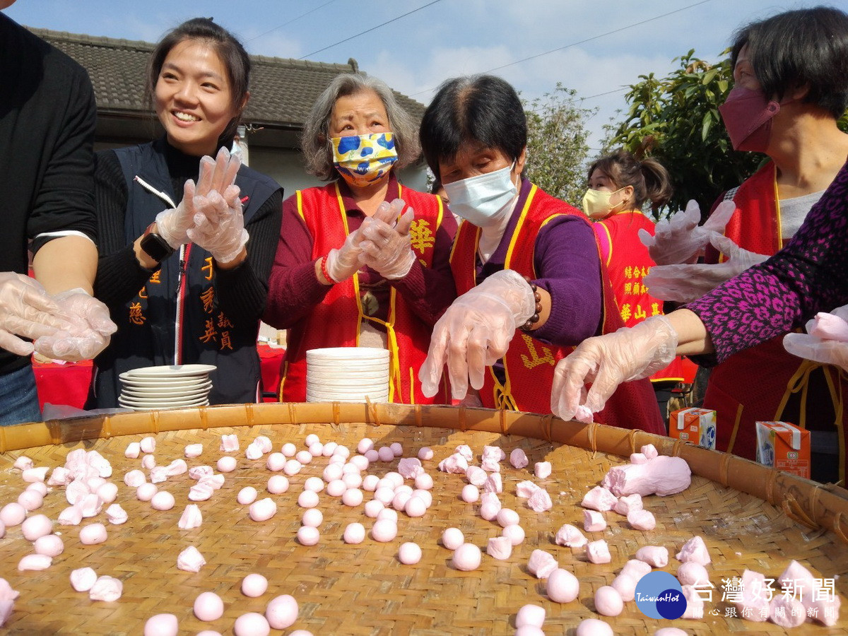陪長輩搓湯圓。(華山基金會提供)