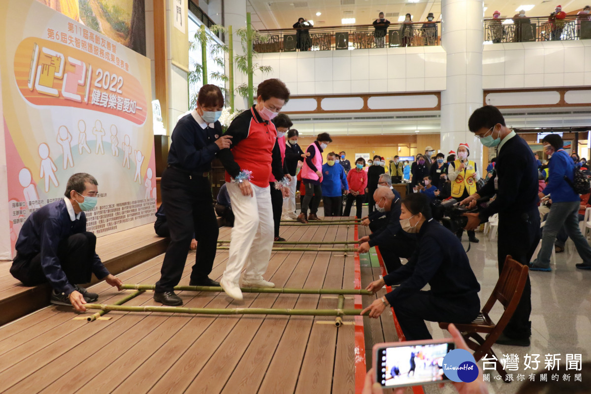 11位年逾80歲的長輩登臺跳竹竿舞,帶動熱鬧氣氛。