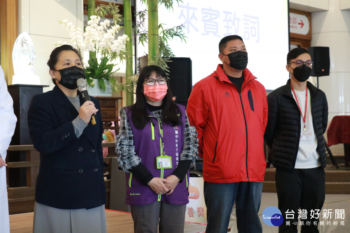 (左起)莊淑婷副院長、潭子區衛生所護理長陳雅娟、潭子社區健康營造推廣協會理事長林瑞文、臺中市政府衛生局保健科林庭潁上臺給長輩祝福。