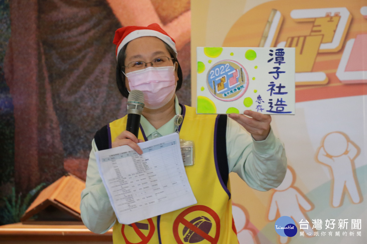 社區健康中心行政主任賴怡伶說明今年特別製作直徑11公分的紀念徽章讓社區蒐集。