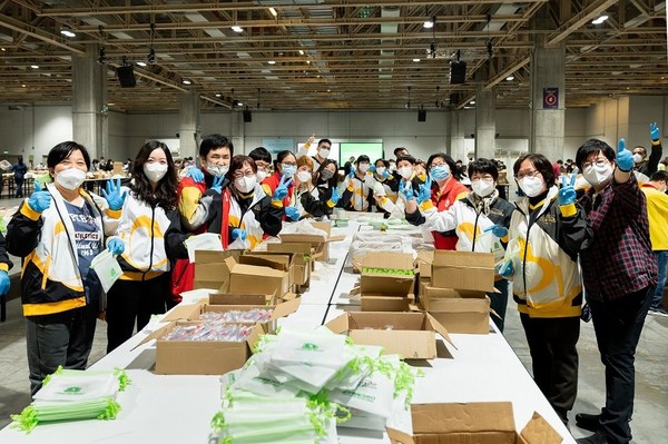 約250名金沙中國團隊成員及本澳社區人士在澳門威尼斯人合力為社會企業潔世製作28,500個福袋，協助改善有需要人士的健康及福祉。