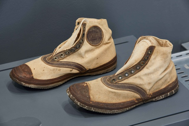 Converse Big 9 約1920年代問世(EdReeve為倫敦設計博物館拍攝).jpg