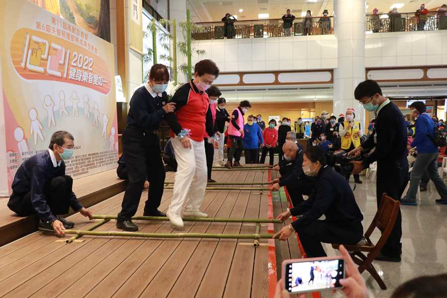 11位年逾80歲的長輩登臺跳竹竿舞,帶動熱鬧氣氛。(陳彥儒攝)