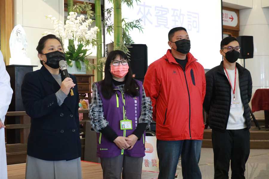 (左起)莊淑婷副院長、潭子區衛生所護理長陳雅娟、潭子社區健康營造推廣協會理事長林瑞文、臺中市政府衛生局保健科林庭潁上臺給長輩祝福。(陳彥儒攝)