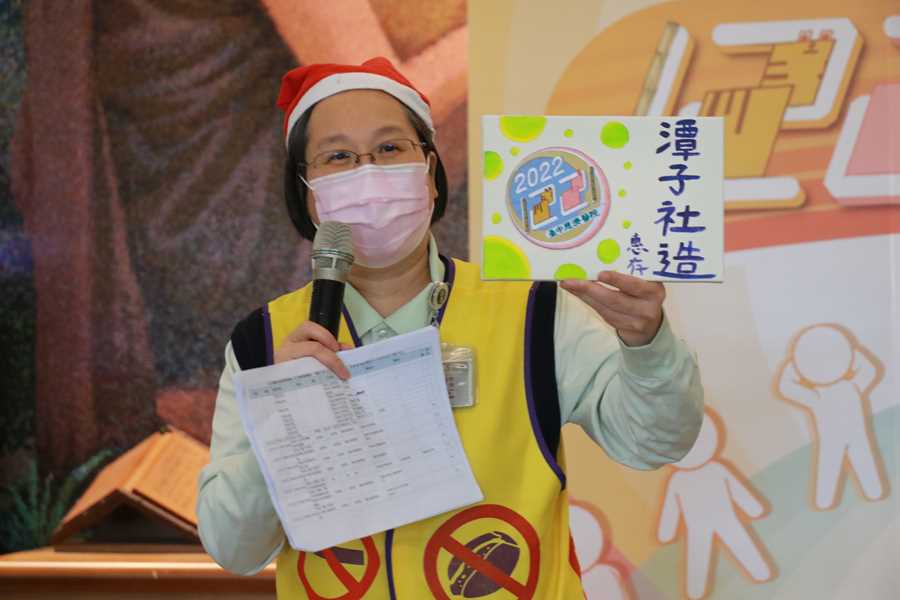 社區健康中心行政主任賴怡伶說明今年特別製作直徑11公分的紀念徽章讓社區蒐集。(陳彥儒攝)