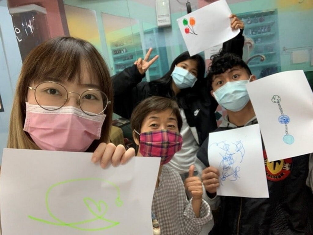 銀領導師高惠珍(左2)鼓勵青年不斷學習、不怕承擔