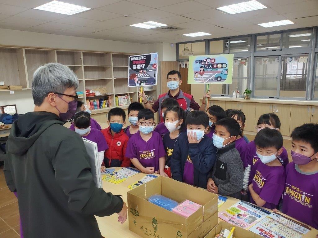 守護學童安全過馬路 南港警前進校園交通安全扎根