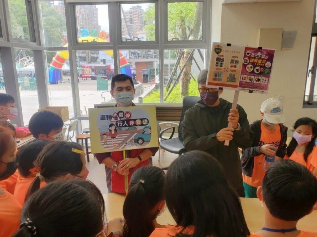 過馬路時應該這樣做 南港警前進校園宣導守護兒童安全