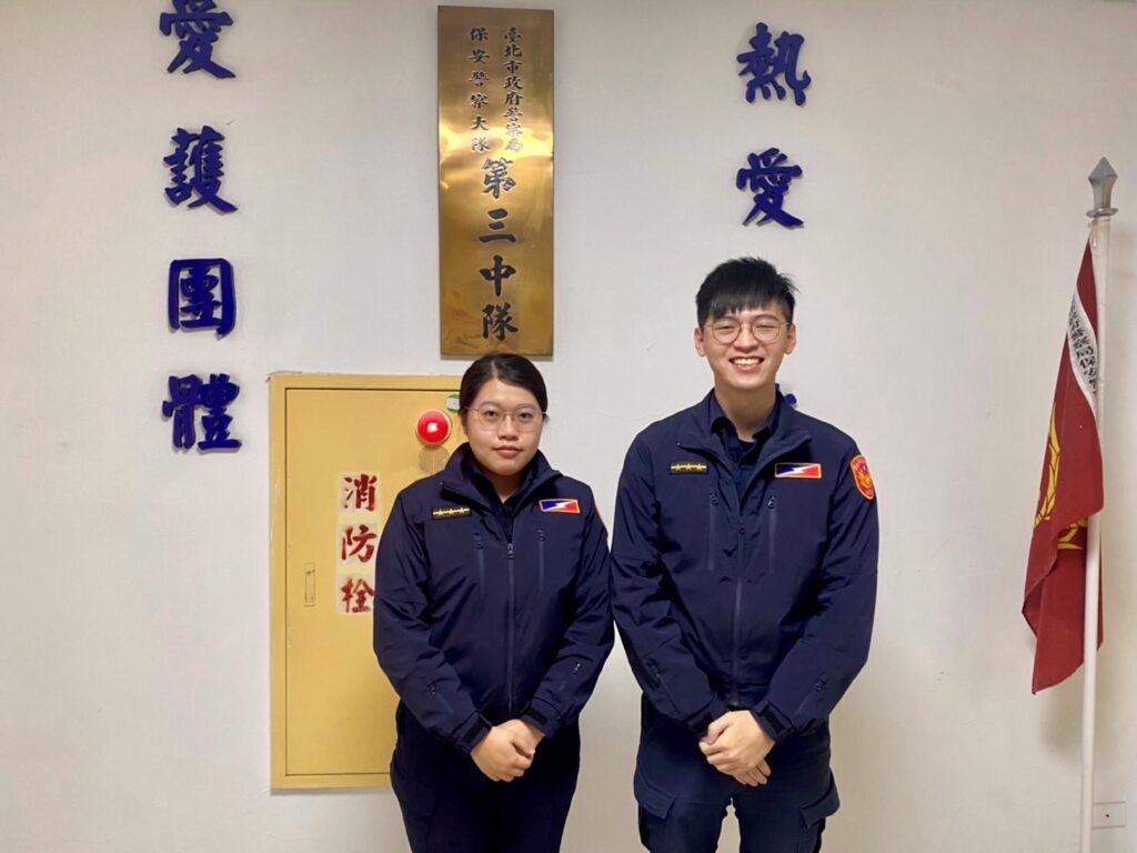 臺北市保安警察大隊第三中隊警員劉妍足、劉桂銘等2人(由左至右)。