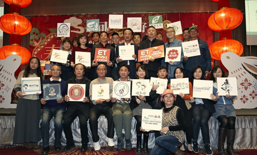 ▲嘉義縣政府與東森購物網攜手成立「嘉義優鮮」專區,雙方共同慶祝合作滿三年,專區目前也已累計有83家業者簽約上架、超過800件商品,三年來銷售總業績突破2400萬,廣受消費者好評。
