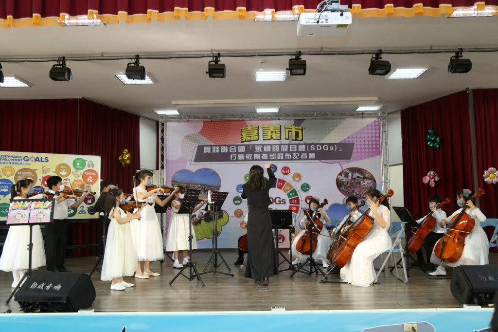 精忠國小弦樂表演