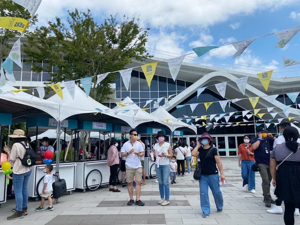 「2022鐘塔下市集-暖光滬榕」本周六日於園區一樓滬榕廣場進行。