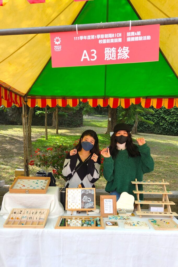 「髓緣」團隊其中這二位成員是設計師,她們分享文創玻璃首飾的製作。(圖/陳惠玲攝影)