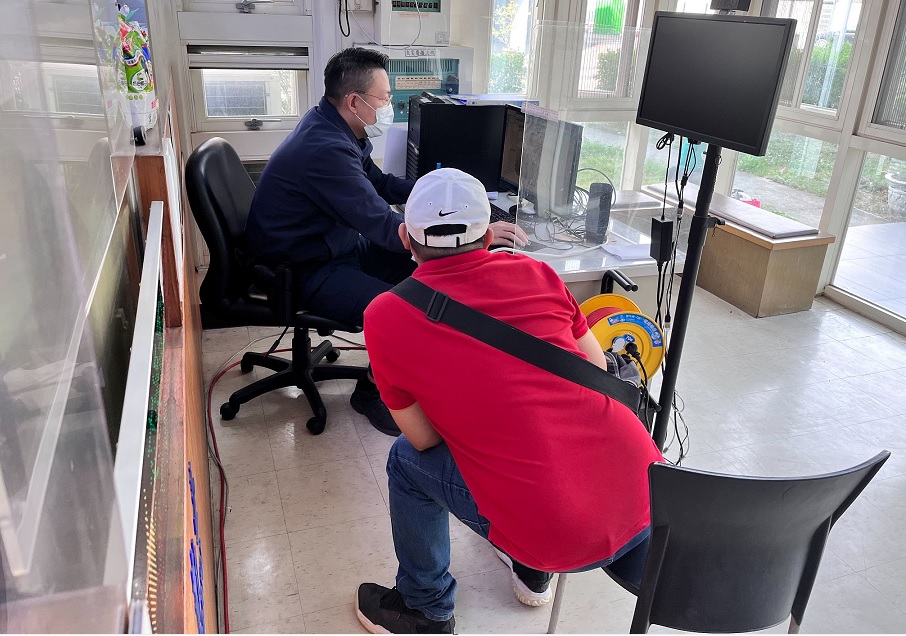 ▲ 菲籍男子尼可安排返國前的旅行,卻把行李遺忘在計程車上,趕緊求助警方 (圖/台中市警察局 提供)