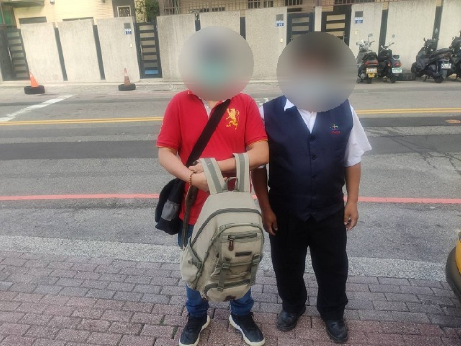 ▲ 計程車司機接獲員警電話,專程將行李送到派出所 (圖/台中市警察局 提供)