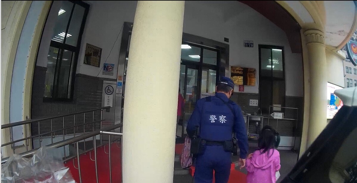 ▲ 一位揹著書包小女孩走失街頭，民眾發現後趕緊求助警方        (圖/台中市警察局 提供) 