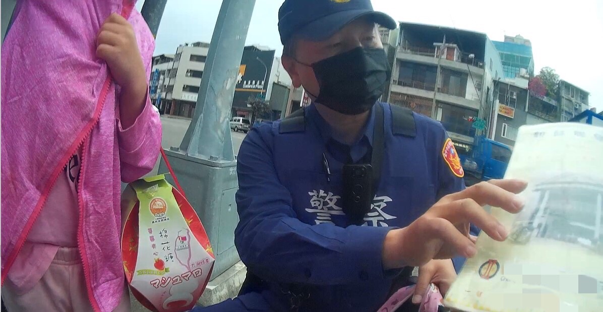 ▲ 員警靈光一閃查閱聯絡簿，找到媽媽聯絡方式      (圖/台中市警察局 提供)