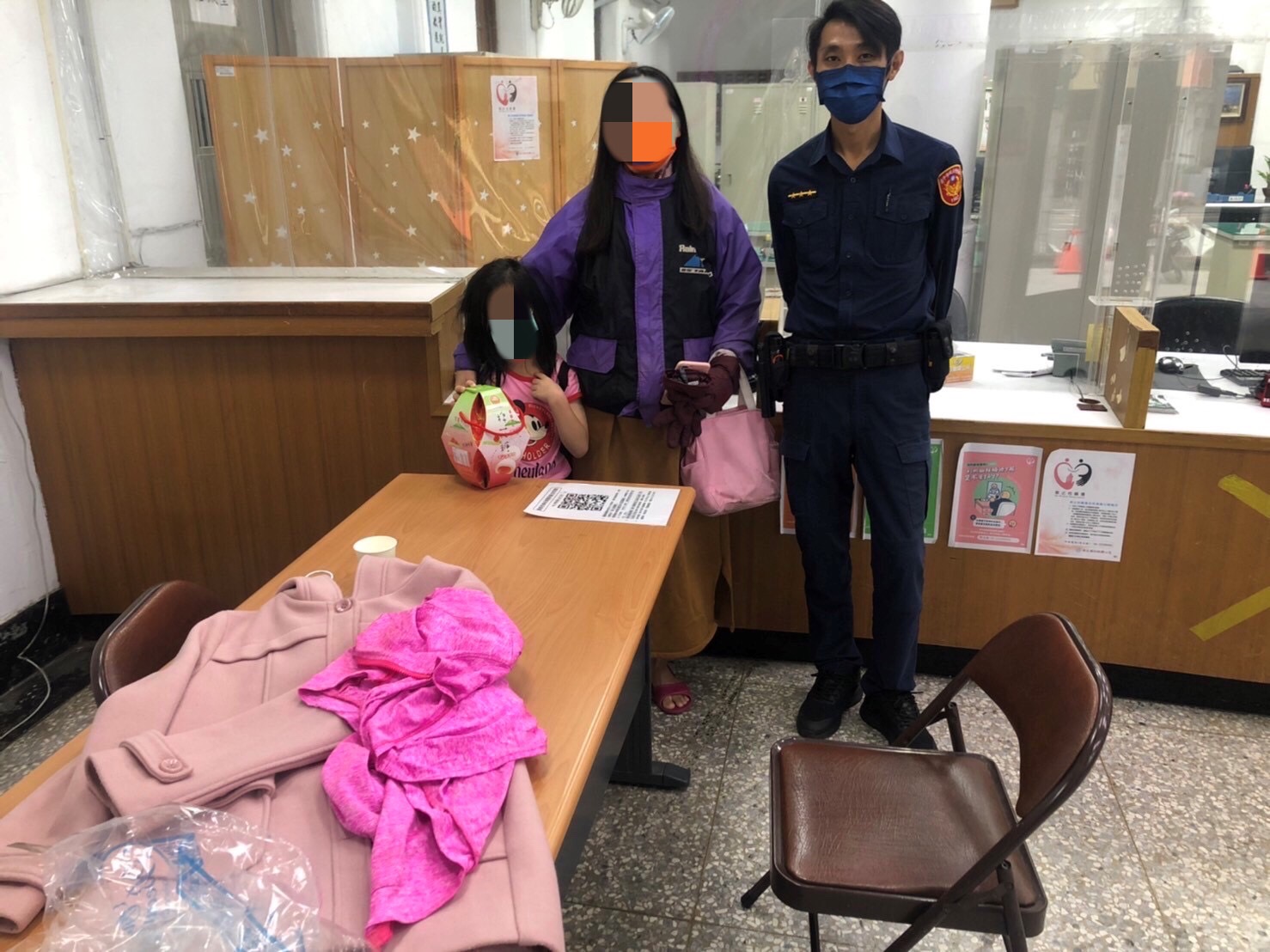 ▲ 母親接獲員警電話後，趕至派出所接回小女孩 (圖/台中市警察局 提供)