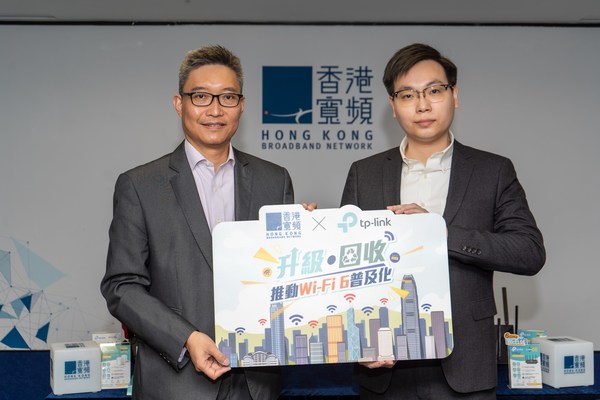 香港寬頻與TP-Link合作推動Wi-Fi 6普及化,共同推出Wi-Fi 6方案升級回收計劃,讓客戶提升上網體驗兼實踐環保。(圖左)香港寬頻持股管理人及產品發展及管理主管(住宅方案)許偉文和(圖右)TP-Link產品營銷主管黎健豪。 香港寬頻與TP-Link合作推動Wi-Fi 6普及化,共同推出Wi-Fi 6方案升級回收計劃,讓客戶提升上網體驗兼實踐環保。(圖左)香港寬頻持股管理人及產品發展及管理主管(住宅方案)許偉文和(圖右)TP-Link產品營銷主管黎健豪。