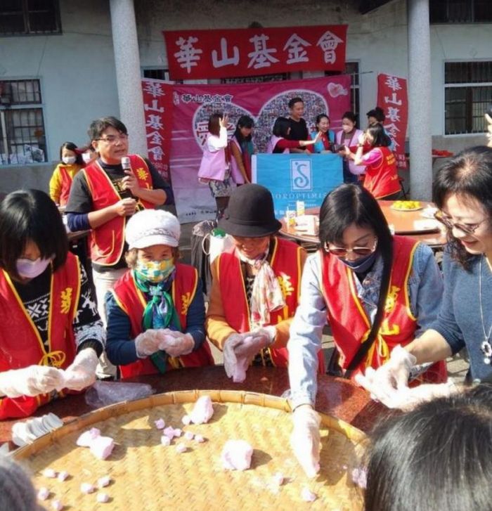 冬至送暖 華山伴孤老圍爐貼春聯
