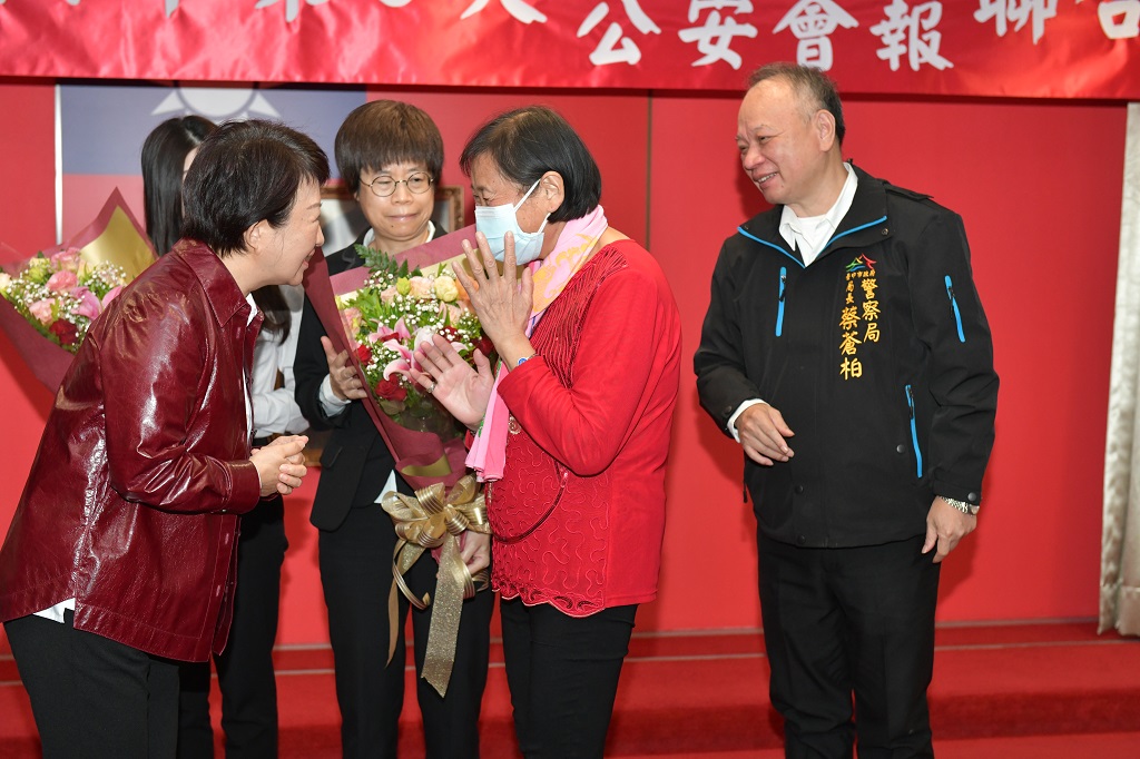 臺中市政府召開治安會報市長盧秀燕親自頒獎,表揚9名成功攔阻民眾避免被騙金額達200萬元的行員。(圖/林㤈輝翻攝)