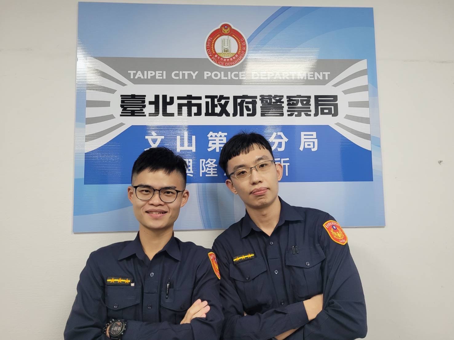 文山第二分局興隆派出所警員黃文煒(左)、景暐傑(右)接獲民眾報案即時前往救助葛姓老翁。(記者楊國域翻攝)