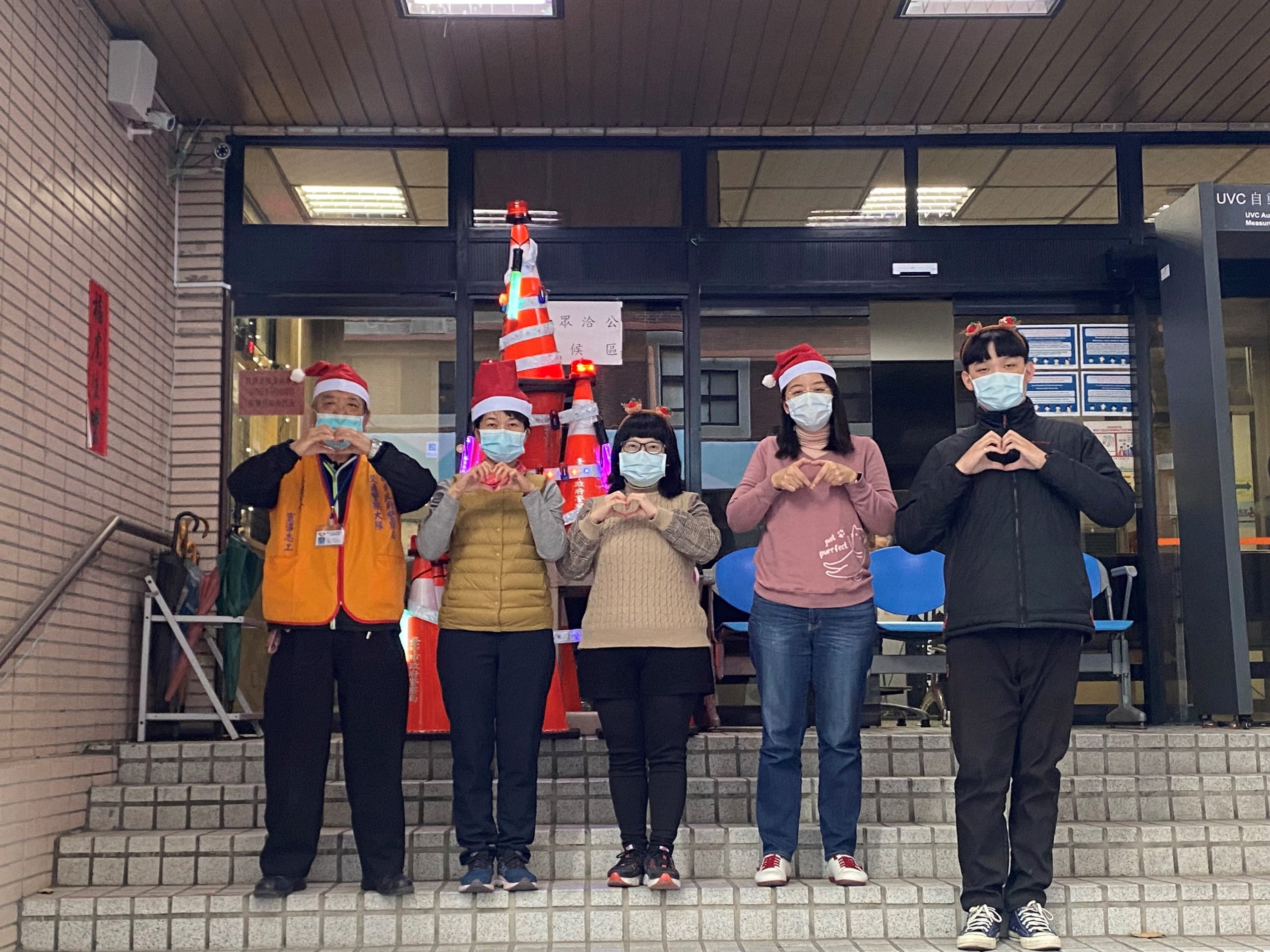中市警交大服務中心服務人員配合臺中市城市整體節慶意象,包含服務之員警、職員及志工均配戴聖誕帽或聖誕髮箍,以營造年節歡樂氣氛。(圖/記者林㤈輝翻攝)