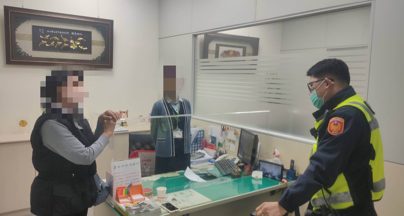 日前臺中市警察局第四分局大墩派出所警員成功阻詐守住婦人688萬。(圖/記者謝榮浤翻攝) 