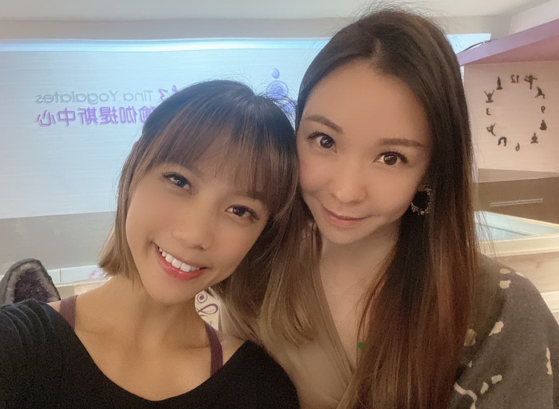 唐幼馨(右)和吳怡農新婚妻子顏采薇(左)情同姊妹。(記者宋紹誠 翻攝)