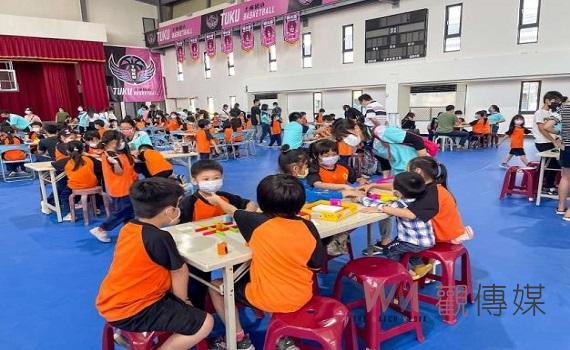 影/全雲林縣小學生都有聖誕禮物 新天鵝堡贈送桌遊給每位學童