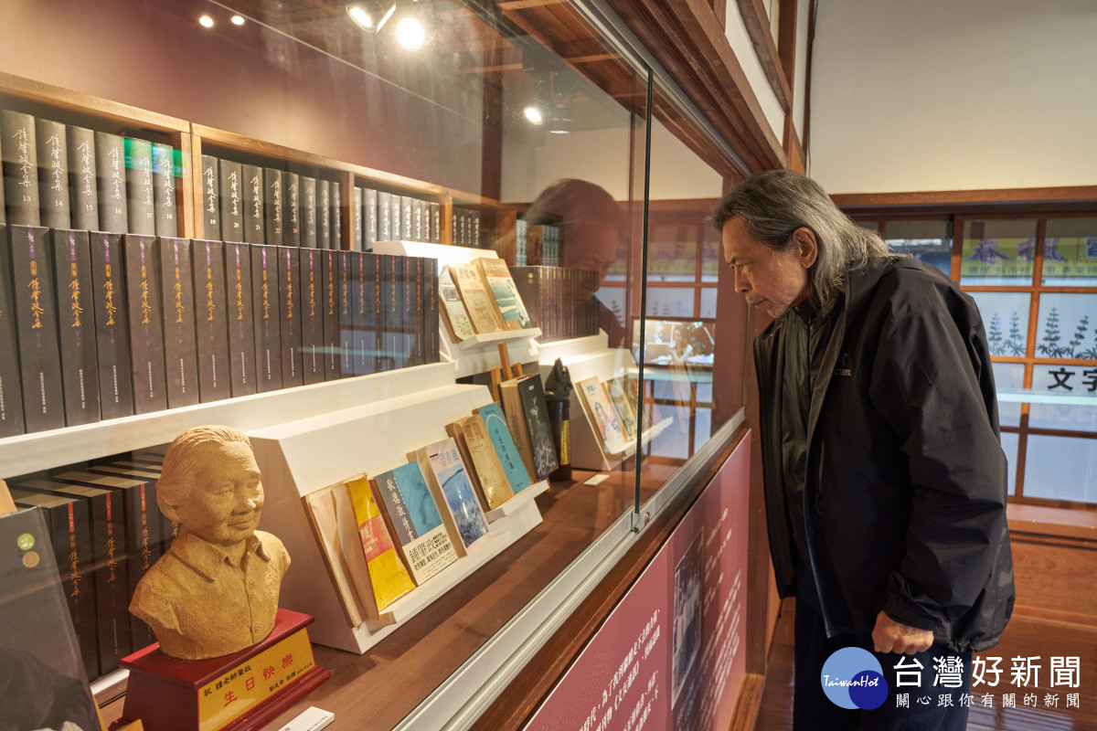 鍾肇政次子暨台灣鍾肇政文學推廣協會理事長鍾延威,擔任全新常設展總顧問。<br /><br />