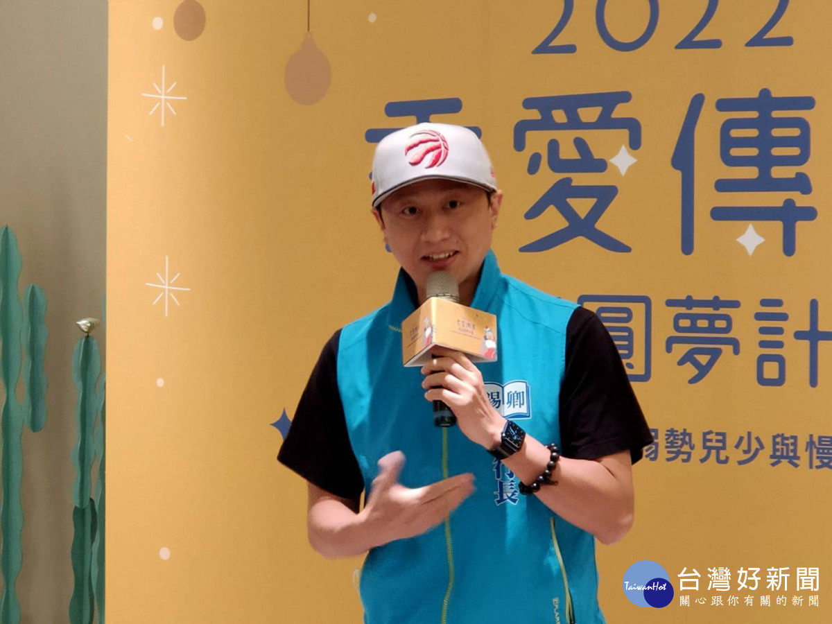 錫卿文教基金會黃柏文執行長感謝認養禮物的聖誕老公公們幫弱勢朋友圓夢。圖/記者鄧富珍攝